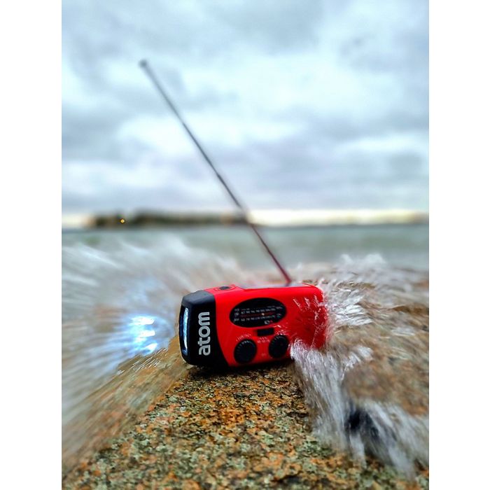 Atom hätäradio valolla ja varavirtalähteellä